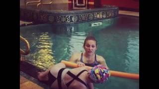 Лиза Галкина плавает в бассейне