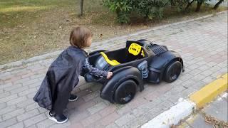 Fatih Selim Batman kostümü giyip Batman Mobile arabasıyla parka gitti.parktaki parkura tırmandı.