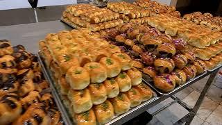 شیرینی دانمارکی در شیرینی فروشی Pastry chef in a delicious confectionery kitchen Danish sweets