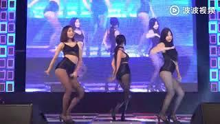 韩国女团超短裤深蹲 惹得台下粉丝疯狂尖叫