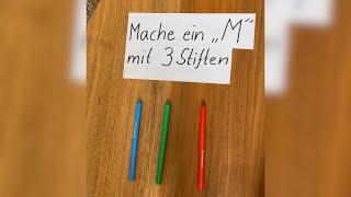 Mache ein „M“ mit drei Stiften 