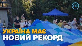 У Луцьку розгорнули вязаний теплий прапор та зареєстрували рекорд України