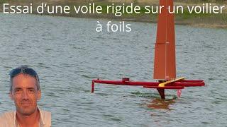 Voilier à foils pourvu dune voile rigide