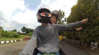 Keseruan naik motor bareng pacar   Bikin Baper