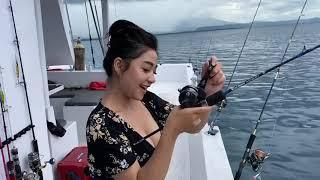 Amazing Cewek cantik mancing  ikan krapu hitam