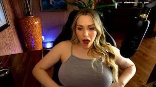 pornstar Mia malkova show her boobs