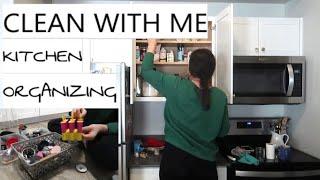 CLEAN WITH ME Organizing my kitchen