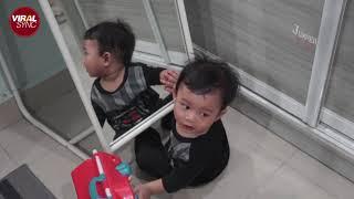 Father Shares a Scary Video of Son’s Reflection In Mirror Netizens Scared Sh*tless
