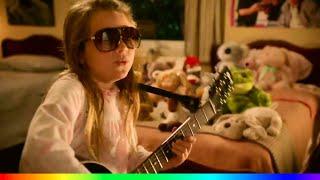 When Missy try to play guitar #YoungSheldon