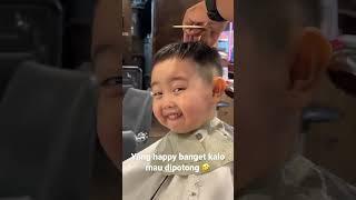 Ni anak happy banget tiap potong rambut. Padahal anak kecil biasanya mau dipotong ada aja tingkahnya