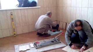 Укладка стеновой плитки нижний ряд Laying of wall tiles the lower row