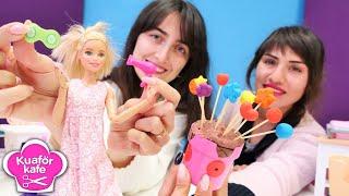 Kuaför kafede 8 Mart Dünya Kadınlar Günü kutlaması Barbie oyunları