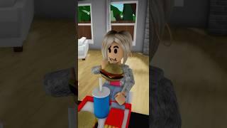 KAREN ATE 100 BURGERS IN ROBLOX #shorts #roblox #robloxshorts #brookhavenrp