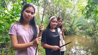 Gadis Dayak  Mancing Cari Rebung dan Pakis di Sungai Hutan Kalimantan