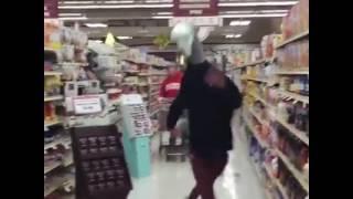 Alieno Balla Nel Supermercato....