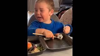 Suşi yiyemedigi için ağlayan bebek . komik bebek videosu  suşi tarifi  suşi nasıl yenir