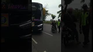 akibat tidak fokus ‼ pengendara motor ini hampir nabrak bus ATJ #shorts #busmania #hampircrash