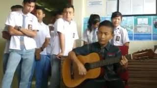 Anak kecil menghipnotis dengan alunan musik Suaranya merdu banget bro.#cilik