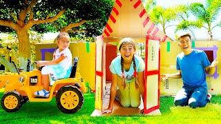 Nastya Artem e Mia estão construindo uma grande casa de papelão para o jogo.‍