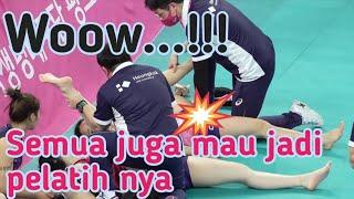 Latihan peregangan otot pemain Volly putri