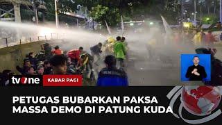 Polisi Pukul Mundur Mahasiswa Demo Lewat Batas Pakai Water Canon  tvOne