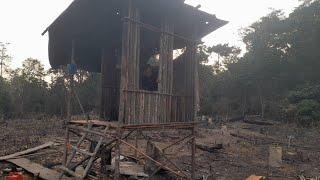 SUSUNAN KAYU DINDING DEPAN DENGAN SATU PINTU DAN SATU JENDELA PONDOK ALAM MAKIN TERTATA