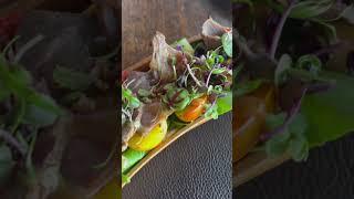 Оригинальная подача салата с ростбифом в ресторане “La Punto” в Сочи