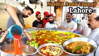 Amazing Food at Street Best Top Viral Naan Chanay  Street Food Lahore  Kali Mirch walay Chanay