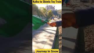 बर्फीले पहाड़ों में ट्रेन यात्रा  Journey in Kalka Shimla Train #Shorts #ShimlaTrain #ShimlaSnowfal