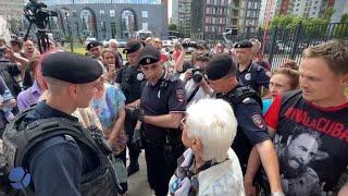 Полиция накинулись на бабушку с сумкой нет войне