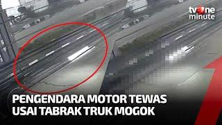 Detik-detik Pengendara Motor Meninggal Usai Tabrak Truk Mogok  tvOne Minute