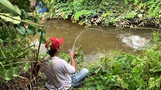 Mancing ikan di tengah hutan memang nggak ada lawan ikan nya besar-besar dan ganas