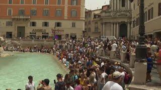 Tourists and residents try to keep cool as Rome heats up