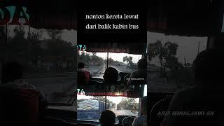 Nonton Kereta Lewat Dari Balik Kabin Bus