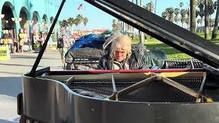 20 years This homeless man has been playing this piano here in Venice beach Los Angeles