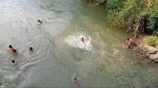 Seru nya mandi di sungai part 1 sambil lompat dari jembatan