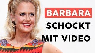 Barbara Schöneberger zeigt ihre behaarten Beine