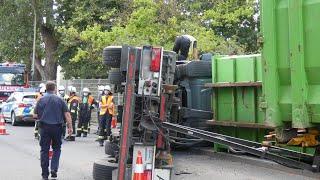 Fahrer in umgekippten LKW eingeschlossen