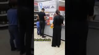 WANITA INI KETAHUAN MENCURI BARANG DI SUPERMARKET