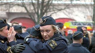 Poliser hedrade omkommen kollega