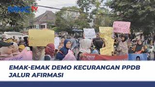 Puluhan Emak-Emak Bawa Alat Dapur Protes Kecurangan PPDB ke DPRD Jabar - LIS 2506