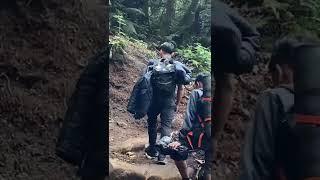 Merokok di Gunung Sambil Jalan Biar Apa?? Asepnya boss kebelakang