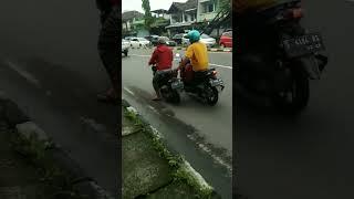 aksi bantu motor mogok..makasih org baik#dorong #menolongsesama #respectshorts