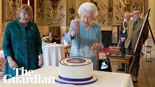 I dont matter Queen jokes about her platinum jubilee cake being upside down