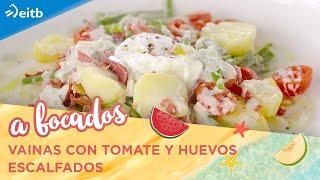 A BOCADOS VERANO Vainas con tomate y huevos escalfados