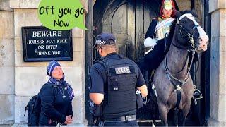 Royal king’s guard’s had enough from laughing Lady Karen Ask the policemen to remove her