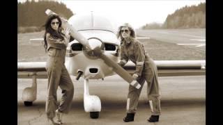 Sissi Fahrenschon & Anja Polzer beim Flugplatz Shooting