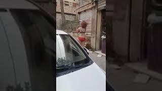 شاهد فتاة شبه عارية تتجول في شوارع مدينة حلب السورية.. ما السبب برأيك؟