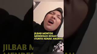 Wanita Berjilbab MEND3S4H menahan K3S4KIT4N