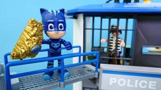 Catboy hilft das Gold in Sicherheit zu bringen. Video mit PJ Masks. Spielzeugautos für Kinder